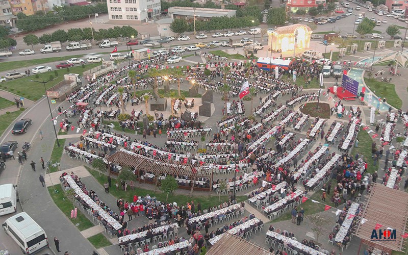 Adana Büyükşehir Belediyesi, Kozan Belediyesi ile birlikte, Şehit Asteğmen Mustafa Fehmi Kubilay Meydanı’nda iftar yemeği verdi. 