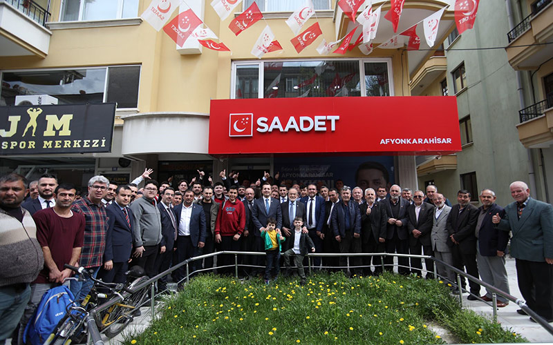 Saadet Partisi Genel Başkanı Temel Karamollaoğlu, Zafer Meydanı’ndaki tarihi miting sonrası Afyonkarahisar İl Başkanlığı’na ziyarette bulundu.